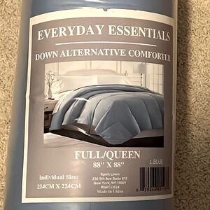 NWT Everyday Essentials Down Alternative Comforter